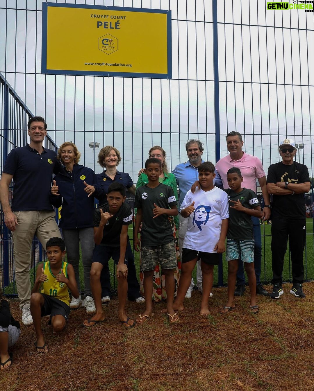 Pelé Instagram - We are proud Cruyff Court Pelé has been openend in Santos marking the milestone of the 300th Cruyff Court in the world by paying tribute to two legends: Pelé and Cruyff This court brings opportunities to the kids and will continue to cement the amazing legacy of two of greatest players in history. The bond between Johan and Edson is as strong as ever with this 300th Court. 🇧🇷 Nós estamos orgulhosos em anunciar que o Cruyff Court Pelé foi aberto em Santos, atingindo a marca de 300 Cruyff Court no mundo, em homenagem a duas lendas: Pelé e Cruyff. Este espaço traz oportunidades para crianças e continua a consolidar o legado incrível de dois dos maiores jogadores na história. A ligação entre Johan e Edson é maior do que nunca com esta quadra. Santos, Sao Paulo, Brazil