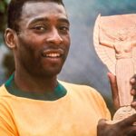 Pelé Instagram - Já se passou quase um ano desde que perdemos não apenas um dos maiores atletas, mas também um dos humanos mais incríveis de todos os tempos. A lenda de Pelé continuará a inspirar e moldar a paixão das pessoas pelo poder do esporte e da humanidade em geral. O grande Pelé foi gentil e generoso o suficiente para autografar uma de suas jaquetas @rootsoffight x Pelé. Elas esgotaram e agora estamos felizes em compartilhar esse incrível pedaço de história com um de seus fãs. Para ter a chance de ganhar, basta clicar no link na bio e seguir as instruções. A jaqueta assinada e emoldurada é um item colecionável lindo, único e obrigatório para qualquer fã. As inscrições encerram na segunda-feira, 18 de dezembro de 2023. Pelé x Roots of Fight | Rootsoffight. com #RootsofFight #KnowYourRoots #EnterToWin #Pele . It’s been almost a year since we lost not only one of the greatest athletes but one of the most incredible humans of all time. The legend of Pelé will continue to inspire and shape people’s passion for the power of sports and humanity in general. The great Pelé was kind and generous enough to sign one of his @rootsoffight x Pelé jackets. They sold out and now we are happy to share this amazing piece of history with one of his lucky fans. To enter for your chance to win, simply tap the link in bio and follow the instructions. The signed, matted and framed jacket is a beautiful and unique collectible and a must-have for any fan. Entries close on Monday, December 18th 2023. Pelé x Roots of Fight | Rootsoffight.com #RootsofFight #KnowYourRoots #EnterToWin #Pele
