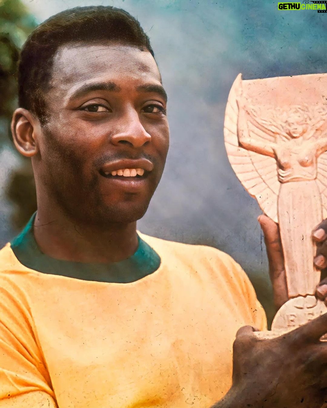 Pelé Instagram - Já se passou quase um ano desde que perdemos não apenas um dos maiores atletas, mas também um dos humanos mais incríveis de todos os tempos. A lenda de Pelé continuará a inspirar e moldar a paixão das pessoas pelo poder do esporte e da humanidade em geral. O grande Pelé foi gentil e generoso o suficiente para autografar uma de suas jaquetas @rootsoffight x Pelé. Elas esgotaram e agora estamos felizes em compartilhar esse incrível pedaço de história com um de seus fãs. Para ter a chance de ganhar, basta clicar no link na bio e seguir as instruções. A jaqueta assinada e emoldurada é um item colecionável lindo, único e obrigatório para qualquer fã. As inscrições encerram na segunda-feira, 18 de dezembro de 2023. Pelé x Roots of Fight | Rootsoffight. com #RootsofFight #KnowYourRoots #EnterToWin #Pele . It’s been almost a year since we lost not only one of the greatest athletes but one of the most incredible humans of all time. The legend of Pelé will continue to inspire and shape people’s passion for the power of sports and humanity in general. The great Pelé was kind and generous enough to sign one of his @rootsoffight x Pelé jackets. They sold out and now we are happy to share this amazing piece of history with one of his lucky fans. To enter for your chance to win, simply tap the link in bio and follow the instructions. The signed, matted and framed jacket is a beautiful and unique collectible and a must-have for any fan. Entries close on Monday, December 18th 2023. Pelé x Roots of Fight | Rootsoffight.com #RootsofFight #KnowYourRoots #EnterToWin #Pele