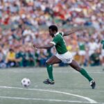 Pelé Instagram - Para os fãs de Pelé, um livro inédito foi lançado durante o aniversário do Rei. “Pelé: His North American Years: A Tribute”, conta a história da maior lenda do esporte difundindo o futebol brasileiro nos Estados Unidos, vestindo o uniforme do New York Cosmos. A obra conta novas histórias sobre as três temporadas que Edson viveu intensamente na North American Soccer League (NASL). Construída por uma coleção de cerca de 150 fotos do lendário fotógrafo de futebol George Tiedemann e por uma excelente narrativa criada pelo talentoso e premiado jornalista americano Charles Cuttone. O livro está disponível para compra nas principais livrarias. . For Pelé’s fans, an unprecedented book was released during the King’s birthday. “Pelé: His North American Years: A Tribute, tells the story of the sport’s greatest legend spreading Brazilian football in the United States, wearing the New York Cosmos kit . The work tells new stories about the three seasons that Edson spent intensely in the North American Soccer League (NASL). Built around a collection of some 150 photos by legendary soccer photographer George Tiedemann and an excellent narrative created by the talented and award-winning American journalist, Charles Cuttone, the coffee-table sized book is available for purchase in major bookstores.