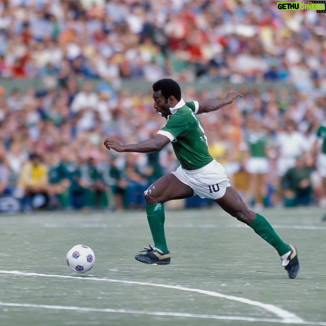 Pelé Instagram - Para os fãs de Pelé, um livro inédito foi lançado durante o aniversário do Rei. “Pelé: His North American Years: A Tribute”, conta a história da maior lenda do esporte difundindo o futebol brasileiro nos Estados Unidos, vestindo o uniforme do New York Cosmos. A obra conta novas histórias sobre as três temporadas que Edson viveu intensamente na North American Soccer League (NASL). Construída por uma coleção de cerca de 150 fotos do lendário fotógrafo de futebol George Tiedemann e por uma excelente narrativa criada pelo talentoso e premiado jornalista americano Charles Cuttone. O livro está disponível para compra nas principais livrarias. . For Pelé’s fans, an unprecedented book was released during the King’s birthday. “Pelé: His North American Years: A Tribute, tells the story of the sport’s greatest legend spreading Brazilian football in the United States, wearing the New York Cosmos kit . The work tells new stories about the three seasons that Edson spent intensely in the North American Soccer League (NASL). Built around a collection of some 150 photos by legendary soccer photographer George Tiedemann and an excellent narrative created by the talented and award-winning American journalist, Charles Cuttone, the coffee-table sized book is available for purchase in major bookstores.
