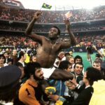 Pelé Instagram - Para os fãs de Pelé, um livro inédito foi lançado durante o aniversário do Rei. “Pelé: His North American Years: A Tribute”, conta a história da maior lenda do esporte difundindo o futebol brasileiro nos Estados Unidos, vestindo o uniforme do New York Cosmos. A obra conta novas histórias sobre as três temporadas que Edson viveu intensamente na North American Soccer League (NASL). Construída por uma coleção de cerca de 150 fotos do lendário fotógrafo de futebol George Tiedemann e por uma excelente narrativa criada pelo talentoso e premiado jornalista americano Charles Cuttone. O livro está disponível para compra nas principais livrarias. . For Pelé’s fans, an unprecedented book was released during the King’s birthday. “Pelé: His North American Years: A Tribute, tells the story of the sport’s greatest legend spreading Brazilian football in the United States, wearing the New York Cosmos kit . The work tells new stories about the three seasons that Edson spent intensely in the North American Soccer League (NASL). Built around a collection of some 150 photos by legendary soccer photographer George Tiedemann and an excellent narrative created by the talented and award-winning American journalist, Charles Cuttone, the coffee-table sized book is available for purchase in major bookstores.