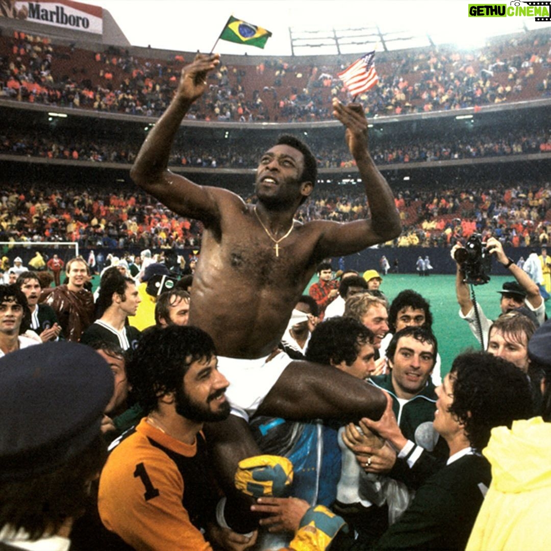 Pelé Instagram - Para os fãs de Pelé, um livro inédito foi lançado durante o aniversário do Rei. “Pelé: His North American Years: A Tribute”, conta a história da maior lenda do esporte difundindo o futebol brasileiro nos Estados Unidos, vestindo o uniforme do New York Cosmos. A obra conta novas histórias sobre as três temporadas que Edson viveu intensamente na North American Soccer League (NASL). Construída por uma coleção de cerca de 150 fotos do lendário fotógrafo de futebol George Tiedemann e por uma excelente narrativa criada pelo talentoso e premiado jornalista americano Charles Cuttone. O livro está disponível para compra nas principais livrarias. . For Pelé’s fans, an unprecedented book was released during the King’s birthday. “Pelé: His North American Years: A Tribute, tells the story of the sport’s greatest legend spreading Brazilian football in the United States, wearing the New York Cosmos kit . The work tells new stories about the three seasons that Edson spent intensely in the North American Soccer League (NASL). Built around a collection of some 150 photos by legendary soccer photographer George Tiedemann and an excellent narrative created by the talented and award-winning American journalist, Charles Cuttone, the coffee-table sized book is available for purchase in major bookstores.