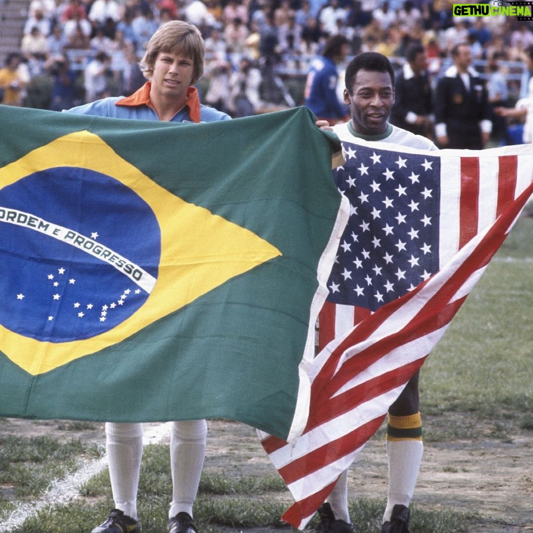 Pelé Instagram - Para os fãs de Pelé, um livro inédito foi lançado durante o aniversário do Rei. “Pelé: His North American Years: A Tribute”, conta a história da maior lenda do esporte difundindo o futebol brasileiro nos Estados Unidos, vestindo o uniforme do New York Cosmos. A obra conta novas histórias sobre as três temporadas que Edson viveu intensamente na North American Soccer League (NASL). Construída por uma coleção de cerca de 150 fotos do lendário fotógrafo de futebol George Tiedemann e por uma excelente narrativa criada pelo talentoso e premiado jornalista americano Charles Cuttone. O livro está disponível para compra nas principais livrarias. . For Pelé’s fans, an unprecedented book was released during the King’s birthday. “Pelé: His North American Years: A Tribute, tells the story of the sport’s greatest legend spreading Brazilian football in the United States, wearing the New York Cosmos kit . The work tells new stories about the three seasons that Edson spent intensely in the North American Soccer League (NASL). Built around a collection of some 150 photos by legendary soccer photographer George Tiedemann and an excellent narrative created by the talented and award-winning American journalist, Charles Cuttone, the coffee-table sized book is available for purchase in major bookstores.