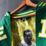 Pelé Instagram - Essa jaqueta conta a história da carreira do Rei. Para o Brasil, Pelé significa herói. O homem que deu ao seu país três Copas do Mundo. Em 1958, com apenas 17 anos, de novo em 1962 e mais uma vez em 1970. Para os Estados Unidos, Pelé significa lenda. O homem que deu ao país o futebol e o preencheu de imaginação. Para a Nigéria, Pelé significa paz. A sua presença foi o suficiente para parar uma guerra, quando ele foi até o país para jogar uma partida de futebol, em 1969. Para a África do Sul, Pelé significa reverência. Nelson Mandela uma vez disse: “Ver ele jogar era como assistir a alegria de uma criança combinada com a extraordinária habilidade de um homem em sua plenitude”. Pelé tem diferentes significados ao redor do mundo. Mas ele é um símbolo de grandeza para todos. Apresentamos a nova jaqueta em colaboração com a @rootsoffight, que nos carrega pela história do atleta mais icônico que já existiu. Pelé x @rootsoffight | Rootsoffight.com Link na bio #RootsofFight #KnowYourRoots . This jacket tells the story of the King’s career. For Brasil, Pelé means hero. The man who gave the country three World Cups in 1958, when he was just 17 years old, then again 1962, and then again 1970. People joke about important athletes being national treasures — Pelé literally was declared a national treasure in Brazil in 1961. For America, Pelé means legend — the man who gave the country soccer and filled it with imagination. For Nigeria, Pelé meant peace. His presence was enough to halt a war when he came to play there in 1969. For South Africa, Pelé meant awe. Nelson Mandela once said, “To watch him play was to watch the delight of a child combined with the extraordinary grace of a man in full.” Pelé means something different to all the world. But he is a symbol of greatness to everyone. Introducing the new @rootsoffight x Pelé stadium jacket, throwing back to the most iconic athlete there ever was. Pelé x @rootsoffight | Rootsoffight.com Link in bio #RootsofFight #KnowYourRoots