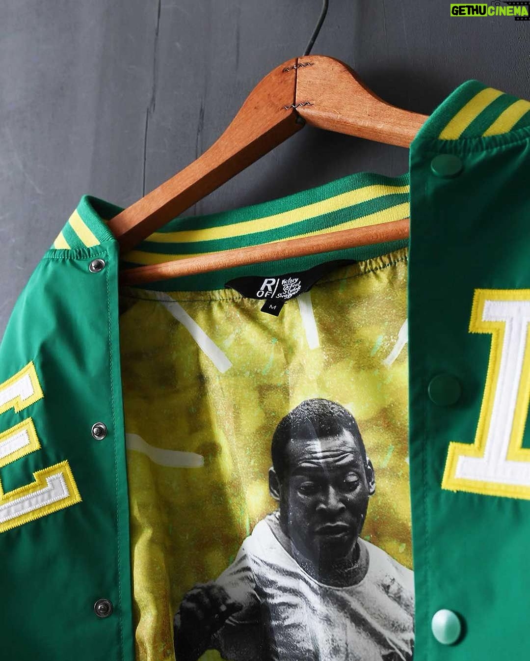Pelé Instagram - Essa jaqueta conta a história da carreira do Rei. Para o Brasil, Pelé significa herói. O homem que deu ao seu país três Copas do Mundo. Em 1958, com apenas 17 anos, de novo em 1962 e mais uma vez em 1970. Para os Estados Unidos, Pelé significa lenda. O homem que deu ao país o futebol e o preencheu de imaginação. Para a Nigéria, Pelé significa paz. A sua presença foi o suficiente para parar uma guerra, quando ele foi até o país para jogar uma partida de futebol, em 1969. Para a África do Sul, Pelé significa reverência. Nelson Mandela uma vez disse: “Ver ele jogar era como assistir a alegria de uma criança combinada com a extraordinária habilidade de um homem em sua plenitude”. Pelé tem diferentes significados ao redor do mundo. Mas ele é um símbolo de grandeza para todos. Apresentamos a nova jaqueta em colaboração com a @rootsoffight, que nos carrega pela história do atleta mais icônico que já existiu. Pelé x @rootsoffight | Rootsoffight.com Link na bio #RootsofFight #KnowYourRoots . This jacket tells the story of the King’s career. For Brasil, Pelé means hero. The man who gave the country three World Cups in 1958, when he was just 17 years old, then again 1962, and then again 1970. People joke about important athletes being national treasures — Pelé literally was declared a national treasure in Brazil in 1961. For America, Pelé means legend — the man who gave the country soccer and filled it with imagination. For Nigeria, Pelé meant peace. His presence was enough to halt a war when he came to play there in 1969. For South Africa, Pelé meant awe. Nelson Mandela once said, “To watch him play was to watch the delight of a child combined with the extraordinary grace of a man in full.” Pelé means something different to all the world. But he is a symbol of greatness to everyone. Introducing the new @rootsoffight x Pelé stadium jacket, throwing back to the most iconic athlete there ever was. Pelé x @rootsoffight | Rootsoffight.com Link in bio #RootsofFight #KnowYourRoots