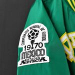 Pelé Instagram - Essa jaqueta conta a história da carreira do Rei. Para o Brasil, Pelé significa herói. O homem que deu ao seu país três Copas do Mundo. Em 1958, com apenas 17 anos, de novo em 1962 e mais uma vez em 1970. Para os Estados Unidos, Pelé significa lenda. O homem que deu ao país o futebol e o preencheu de imaginação. Para a Nigéria, Pelé significa paz. A sua presença foi o suficiente para parar uma guerra, quando ele foi até o país para jogar uma partida de futebol, em 1969. Para a África do Sul, Pelé significa reverência. Nelson Mandela uma vez disse: “Ver ele jogar era como assistir a alegria de uma criança combinada com a extraordinária habilidade de um homem em sua plenitude”. Pelé tem diferentes significados ao redor do mundo. Mas ele é um símbolo de grandeza para todos. Apresentamos a nova jaqueta em colaboração com a @rootsoffight, que nos carrega pela história do atleta mais icônico que já existiu. Pelé x @rootsoffight | Rootsoffight.com Link na bio #RootsofFight #KnowYourRoots . This jacket tells the story of the King’s career. For Brasil, Pelé means hero. The man who gave the country three World Cups in 1958, when he was just 17 years old, then again 1962, and then again 1970. People joke about important athletes being national treasures — Pelé literally was declared a national treasure in Brazil in 1961. For America, Pelé means legend — the man who gave the country soccer and filled it with imagination. For Nigeria, Pelé meant peace. His presence was enough to halt a war when he came to play there in 1969. For South Africa, Pelé meant awe. Nelson Mandela once said, “To watch him play was to watch the delight of a child combined with the extraordinary grace of a man in full.” Pelé means something different to all the world. But he is a symbol of greatness to everyone. Introducing the new @rootsoffight x Pelé stadium jacket, throwing back to the most iconic athlete there ever was. Pelé x @rootsoffight | Rootsoffight.com Link in bio #RootsofFight #KnowYourRoots