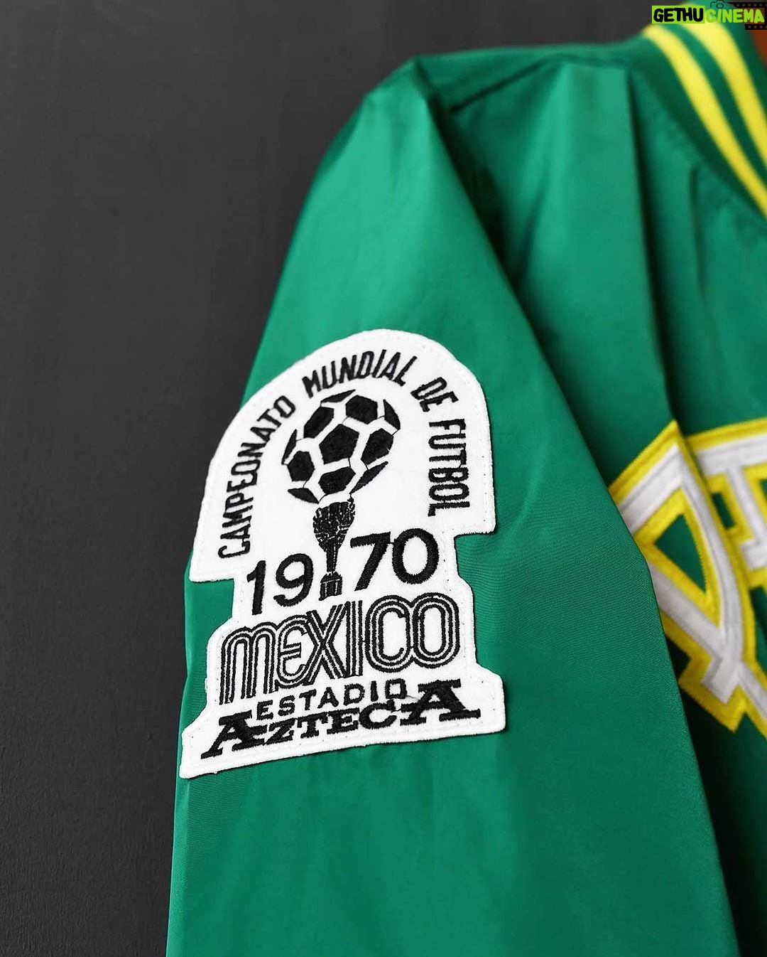 Pelé Instagram - Essa jaqueta conta a história da carreira do Rei. Para o Brasil, Pelé significa herói. O homem que deu ao seu país três Copas do Mundo. Em 1958, com apenas 17 anos, de novo em 1962 e mais uma vez em 1970. Para os Estados Unidos, Pelé significa lenda. O homem que deu ao país o futebol e o preencheu de imaginação. Para a Nigéria, Pelé significa paz. A sua presença foi o suficiente para parar uma guerra, quando ele foi até o país para jogar uma partida de futebol, em 1969. Para a África do Sul, Pelé significa reverência. Nelson Mandela uma vez disse: “Ver ele jogar era como assistir a alegria de uma criança combinada com a extraordinária habilidade de um homem em sua plenitude”. Pelé tem diferentes significados ao redor do mundo. Mas ele é um símbolo de grandeza para todos. Apresentamos a nova jaqueta em colaboração com a @rootsoffight, que nos carrega pela história do atleta mais icônico que já existiu. Pelé x @rootsoffight | Rootsoffight.com Link na bio #RootsofFight #KnowYourRoots . This jacket tells the story of the King’s career. For Brasil, Pelé means hero. The man who gave the country three World Cups in 1958, when he was just 17 years old, then again 1962, and then again 1970. People joke about important athletes being national treasures — Pelé literally was declared a national treasure in Brazil in 1961. For America, Pelé means legend — the man who gave the country soccer and filled it with imagination. For Nigeria, Pelé meant peace. His presence was enough to halt a war when he came to play there in 1969. For South Africa, Pelé meant awe. Nelson Mandela once said, “To watch him play was to watch the delight of a child combined with the extraordinary grace of a man in full.” Pelé means something different to all the world. But he is a symbol of greatness to everyone. Introducing the new @rootsoffight x Pelé stadium jacket, throwing back to the most iconic athlete there ever was. Pelé x @rootsoffight | Rootsoffight.com Link in bio #RootsofFight #KnowYourRoots