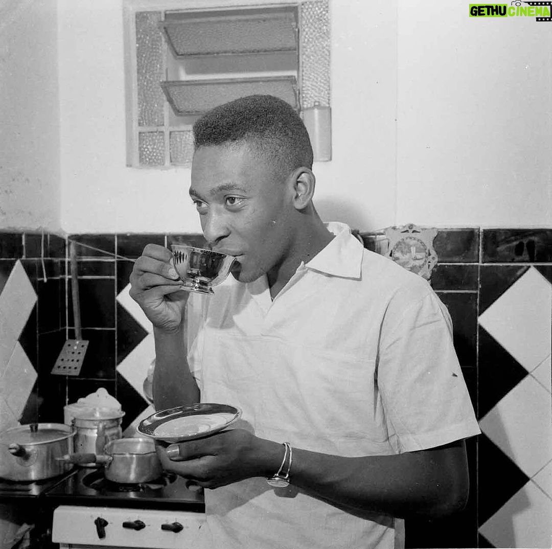 Pelé Instagram - Nada melhor para iniciar o dia, do que receber uma foto do Rei Pelé bebendo um clássico cafezinho. There’s nothing better than starting the day with a photo of King Pelé enjoying a classic cup of coffee.