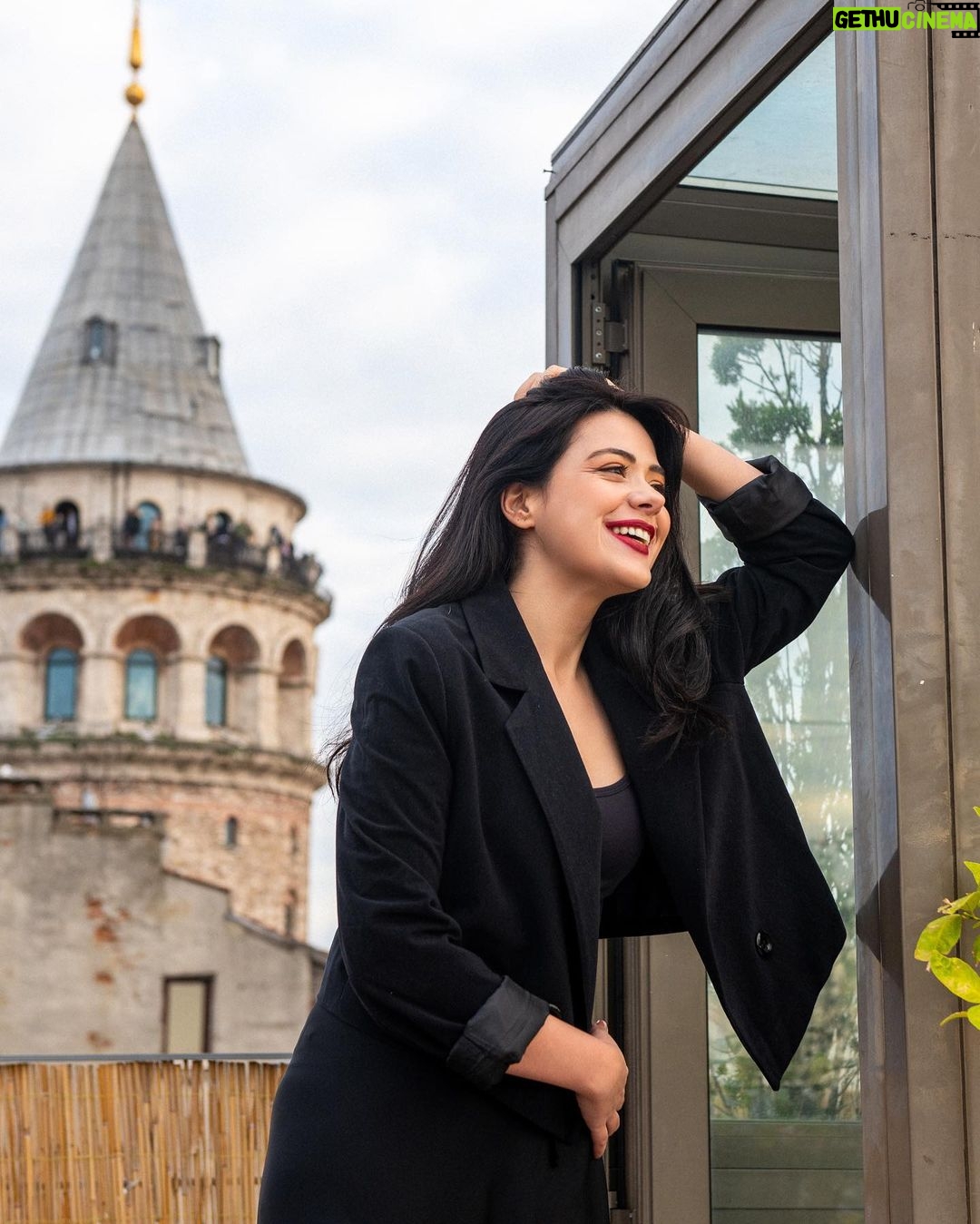 Pelin Abay Instagram - 🌝❤️ Fotoğraf: @eneskahraman Saç & Makyaj: @makeupnesekaya Mekan: @hoteldesartsgalata Gözümün çiçeği: @isikunsal @alisabuncugil