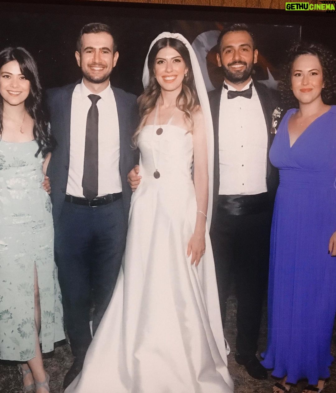 Pelin Abay Instagram - Dünya bir yana, ömrümüz beraber geçiyor. 💙