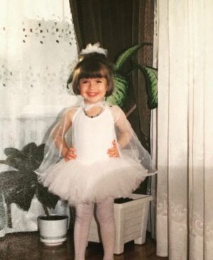 Pelin Abay Instagram - Dünya, ara sıra düşündüğümüz gibi, bir amaçla dönüyorsa da, tersine, görünenin dışında bir anlamı yoksa ve olup olacağı bu kadar bir rüyaysa da burada sizinle olmak çok güzel. @ugurtayeri @bsragun İyi ki doğdun benim ‘süper kahramanım’. Seni, yaşadıkça, tüm gücümle sevip koruyacağım.💙