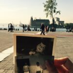 Pelin Abay Instagram – Hayatımın 8739. günü, beni ‘ben’ yapan birkaç kaybediş. İnsanlarla iletişim kurarken kendimi karşımdakinin merhametine bıraktığım günler. Şu sıralar en sevdiğim şey: tarihi bir şeylerin, çok eski bir şeylerin önünde bütün gençlikleriyle duran gençlerin fotoğrafları. Bir şeylerin önünde durup fotoğraf çektirmek beni utandırıyor, sonra çekmediğim için çok pişman oluyorum. Bugün sahafta bulduğum, bu tanımadığım ama neden bilmiyorum çok sevdiğim beyleri ve şirin bebeği hiçbir şeyin net olmadığı bir fotoğrafta Haydarpaşa’yla. Eskiden her sokağı denize çıkıyor diye çok sevdiğim Kadıköy’ü artık aynı sebeple sevmiyorum. 
Bugün Kadıköy’de,
duvarına doğru eğilmiş bir ağaç? Kendi kafanı sevmeyi ne zaman bırakacaksın?
Nisan’ın görkemli kaybedişi. Ben de bu Nisan bütün gençliğimle, görkemli kaybedişimin önünde, hayatımı hadi hadi hadiieeee diye sallamayı bırakıyorum ve hiçbir faydası olmayan bir Mayıs hızla akıyor, Haziran’ın gelişine kim ne yapabilir!?