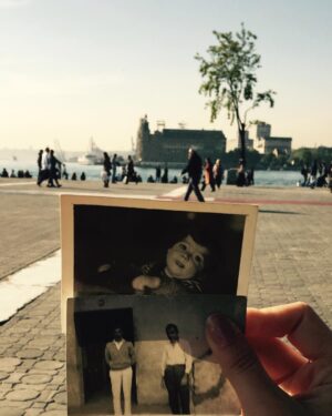 Pelin Abay Instagram - Hayatımın 8739. günü, beni ‘ben’ yapan birkaç kaybediş. İnsanlarla iletişim kurarken kendimi karşımdakinin merhametine bıraktığım günler. Şu sıralar en sevdiğim şey: tarihi bir şeylerin, çok eski bir şeylerin önünde bütün gençlikleriyle duran gençlerin fotoğrafları. Bir şeylerin önünde durup fotoğraf çektirmek beni utandırıyor, sonra çekmediğim için çok pişman oluyorum. Bugün sahafta bulduğum, bu tanımadığım ama neden bilmiyorum çok sevdiğim beyleri ve şirin bebeği hiçbir şeyin net olmadığı bir fotoğrafta Haydarpaşa'yla. Eskiden her sokağı denize çıkıyor diye çok sevdiğim Kadıköy'ü artık aynı sebeple sevmiyorum. 
Bugün Kadıköy'de,
duvarına doğru eğilmiş bir ağaç? Kendi kafanı sevmeyi ne zaman bırakacaksın?
Nisan'ın görkemli kaybedişi. Ben de bu Nisan bütün gençliğimle, görkemli kaybedişimin önünde, hayatımı hadi hadi hadiieeee diye sallamayı bırakıyorum ve hiçbir faydası olmayan bir Mayıs hızla akıyor, Haziran'ın gelişine kim ne yapabilir!?