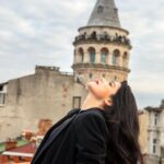 Pelin Abay Instagram - 🌝❤️ Fotoğraf: @eneskahraman Saç & Makyaj: @makeupnesekaya Mekan: @hoteldesartsgalata Gözümün çiçeği: @isikunsal @alisabuncugil