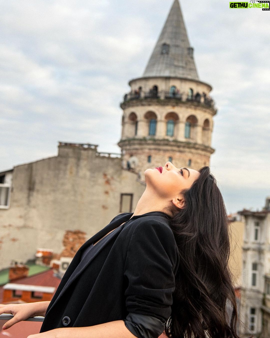 Pelin Abay Instagram - 🌝❤️ Fotoğraf: @eneskahraman Saç & Makyaj: @makeupnesekaya Mekan: @hoteldesartsgalata Gözümün çiçeği: @isikunsal @alisabuncugil