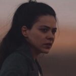 Pelin Abay Instagram - Vay be, ne maceraydı! Hayat bana burada, evden uzakta, her zaman sevgiyle takip edeceğim ev gibi insanlar verdi. Şimdi bir hikayenin sonlanışını seyrederken epey bir süre önce anladığım bir şeyin yeniden altı çiziliyor: zaman öyle hızlı akıyor ki, başarı sandığım ya da başarısızlık saydığım birçok şey yolda biçim değiştirip birbirine dönüşebilir; en güzeli bir maceranın sonuna kimsenin kalbini kırmadan varmış olmak. Elimden geleni yaptım. Her şey için teşekkür ederim. ✋🏻♥️ Kapadokya