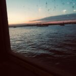 Pelin Abay Instagram - Şimdi güz triplerim.... Her şeyin birbirine bağlı olduğu fikri, bir gece evime giden yolda hafif çakırkeyif gökyüzüne bakarken, her şeyin yoksa aynı mı olduğu fikriyle yer değiştiriyor. Bu dünyada bir sonbahar daha. 🎸Merak ediyorum; kim bilir ne rüyalar göreceğim, kim bilir kimlerin rüyalarını göreceğim? Kolay gelsin sonbaharın güzel kardeşim. ❤️