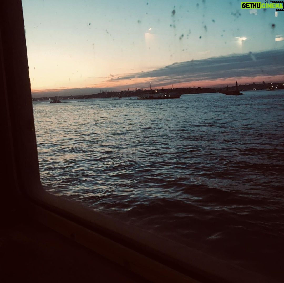 Pelin Abay Instagram - Şimdi güz triplerim.... Her şeyin birbirine bağlı olduğu fikri, bir gece evime giden yolda hafif çakırkeyif gökyüzüne bakarken, her şeyin yoksa aynı mı olduğu fikriyle yer değiştiriyor. Bu dünyada bir sonbahar daha. 🎸Merak ediyorum; kim bilir ne rüyalar göreceğim, kim bilir kimlerin rüyalarını göreceğim? Kolay gelsin sonbaharın güzel kardeşim. ❤️