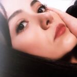 Pelin Abay Instagram - Şimdi güz triplerim.... Her şeyin birbirine bağlı olduğu fikri, bir gece evime giden yolda hafif çakırkeyif gökyüzüne bakarken, her şeyin yoksa aynı mı olduğu fikriyle yer değiştiriyor. Bu dünyada bir sonbahar daha. 🎸Merak ediyorum; kim bilir ne rüyalar göreceğim, kim bilir kimlerin rüyalarını göreceğim? Kolay gelsin sonbaharın güzel kardeşim. ❤️