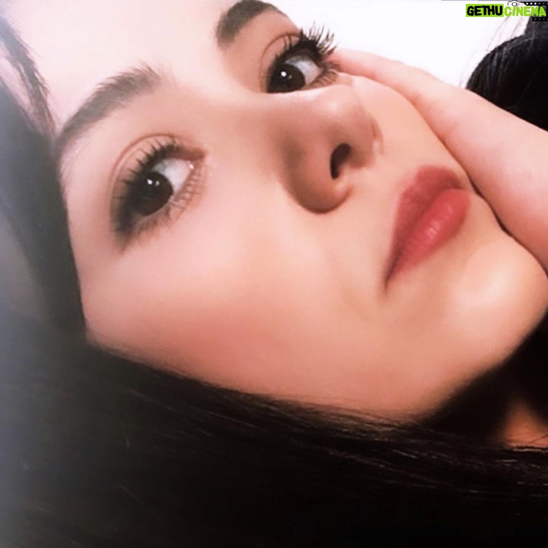 Pelin Abay Instagram - Şimdi güz triplerim.... Her şeyin birbirine bağlı olduğu fikri, bir gece evime giden yolda hafif çakırkeyif gökyüzüne bakarken, her şeyin yoksa aynı mı olduğu fikriyle yer değiştiriyor. Bu dünyada bir sonbahar daha. 🎸Merak ediyorum; kim bilir ne rüyalar göreceğim, kim bilir kimlerin rüyalarını göreceğim? Kolay gelsin sonbaharın güzel kardeşim. ❤️