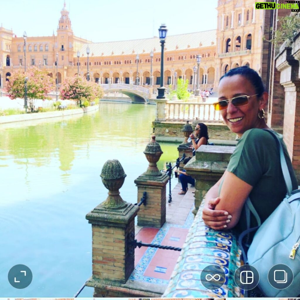 Pelinsu Pir Instagram - Eveet Sevillayı da bitirdik ,pek güzel bir şehirmiş canlar bir gün yolunuz buralara düşerse uğrayın derim,bir de her başarılı kadının arkasında bir erkek vardır ,diyip sustum 😂🙏❤#ispanya #sevilla #gezmece @leventtulek