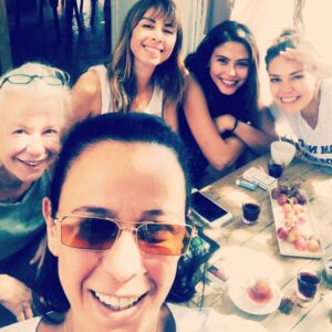 Pelinsu Pir Instagram - Canlar bu gün Cuma demişsiniz ,foto yok mu ?demişsiniz ,özledik demişsiniz🙏 o zaman genel istek üzerine İstanbullu Gelin nostaljisi yapalım dedim🎈🎈🎈🤗 #istanbullugelin #nostalji