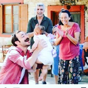Pelinsu Pir Instagram - Canlar bu gün Cuma demişsiniz ,foto yok mu ?demişsiniz ,özledik demişsiniz🙏 o zaman genel istek üzerine İstanbullu Gelin nostaljisi yapalım dedim🎈🎈🎈🤗 #istanbullugelin #nostalji