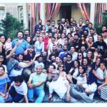 Pelinsu Pir Instagram - Biz dün son bölümümüzün son sahnesini de bitirdik. Duygulara sığamadık, fotoğraflara sığamadığımız gibi... Çok söyleyecek sözüm var, yaptığımız iş ve birlikte ter döktüğüm can arkadaşlarım ,can dostlarımla ilgili ama ben de cümlelere sığamıyorum... En iyisi, ne diyordu Zeynep ,”Çok Sevgi Annem” 🙏❤️🎈@zeyntann #istanbullugelin #final