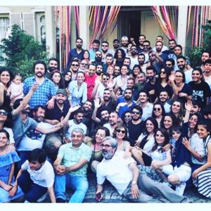 Pelinsu Pir Instagram - Biz dün son bölümümüzün son sahnesini de bitirdik. Duygulara sığamadık, fotoğraflara sığamadığımız gibi... Çok söyleyecek sözüm var, yaptığımız iş ve birlikte ter döktüğüm can arkadaşlarım ,can dostlarımla ilgili ama ben de cümlelere sığamıyorum... En iyisi, ne diyordu Zeynep ,”Çok Sevgi Annem” 🙏❤️🎈@zeyntann #istanbullugelin #final