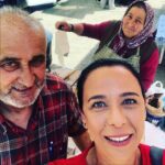 Pelinsu Pir Instagram - Mustafa Abi sebze ,Habibe abla odun sacında gözleme yapıp satıyor . Beykoz pazarında tanıştık bu gün .Tatlı dilliler ,koca yürekliler ,Ben lezzetli gözlememi yerken Mustafa abi anlatıyor bol bol aşkım ,sultanım diyor Habibe ablaya, 50 senedir evliyiz diyor .Allah uzun ömürler versin ,çok mutlu oldum çok 🙏🤗