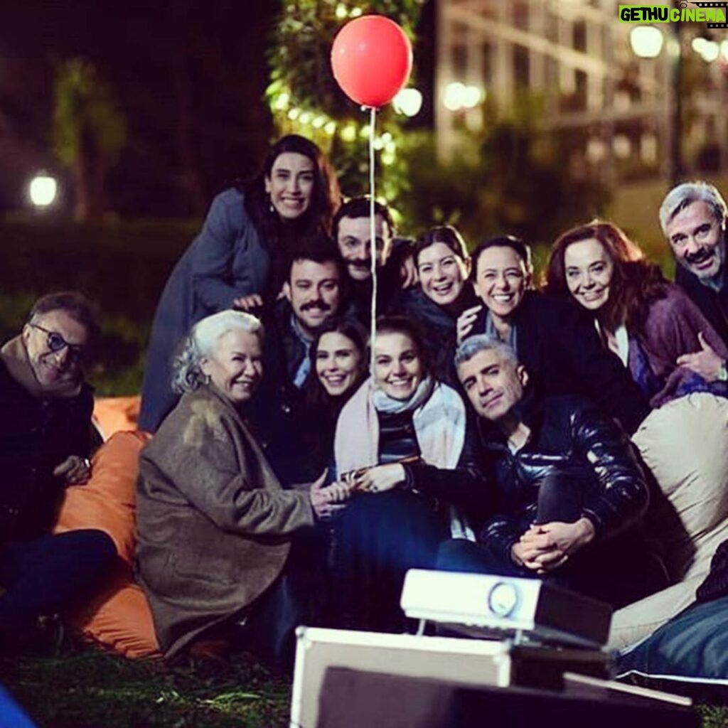 Pelinsu Pir Instagram - Aile her şeydir , akşam görüşürüz canlar 🤗😊💜 #istanbullugelin #startv #o3medya