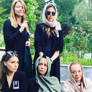 Pelinsu Pir Instagram - Bu akşam son kez görüşeceğiz Canlar 😔, bizlere gösterdiğiniz sevgi ,ilgi ve destek için hepinize sonsuz teşekkürü borç bilirim ,hakkınızı helal edin ,yeni projeler de görüşmek dileğiyle sevgiyle ve huzurla kalın 🙏🤗🌺#istanbullugelin #veda #startv #o3medya @zeyntann @denizkolos @recaikaragoz @svsilhan @tesriki_mesai