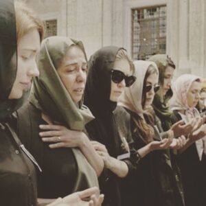 Pelinsu Pir Instagram - Bu akşam son kez görüşeceğiz Canlar 😔, bizlere gösterdiğiniz sevgi ,ilgi ve destek için hepinize sonsuz teşekkürü borç bilirim ,hakkınızı helal edin ,yeni projeler de görüşmek dileğiyle sevgiyle ve huzurla kalın 🙏🤗🌺#istanbullugelin #veda #startv #o3medya @zeyntann @denizkolos @recaikaragoz @svsilhan @tesriki_mesai