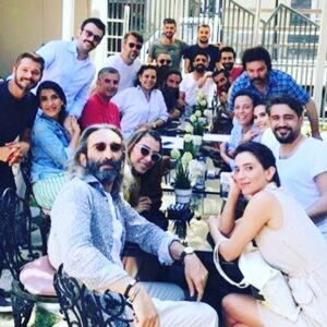 Pelinsu Pir Instagram - Biz dün son bölümümüzün son sahnesini de bitirdik. Duygulara sığamadık, fotoğraflara sığamadığımız gibi... Çok söyleyecek sözüm var, yaptığımız iş ve birlikte ter döktüğüm can arkadaşlarım ,can dostlarımla ilgili ama ben de cümlelere sığamıyorum... En iyisi, ne diyordu Zeynep ,”Çok Sevgi Annem” 🙏❤️🎈@zeyntann #istanbullugelin #final