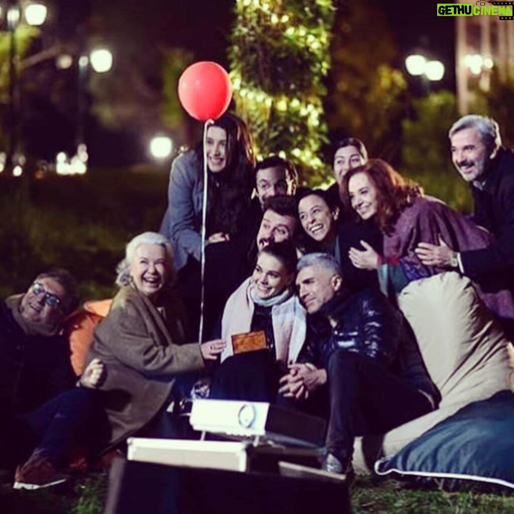 Pelinsu Pir Instagram - Aile her şeydir , akşam görüşürüz canlar 🤗😊💜 #istanbullugelin #startv #o3medya