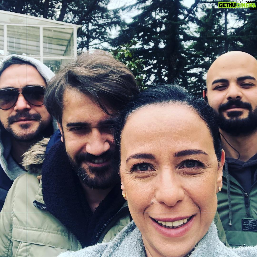 Pelinsu Pir Instagram - Bu ekip candır ,gerisi heyecandır 😂🙏😘💜#istanbullugelin #set #bugündeböyle #şükür