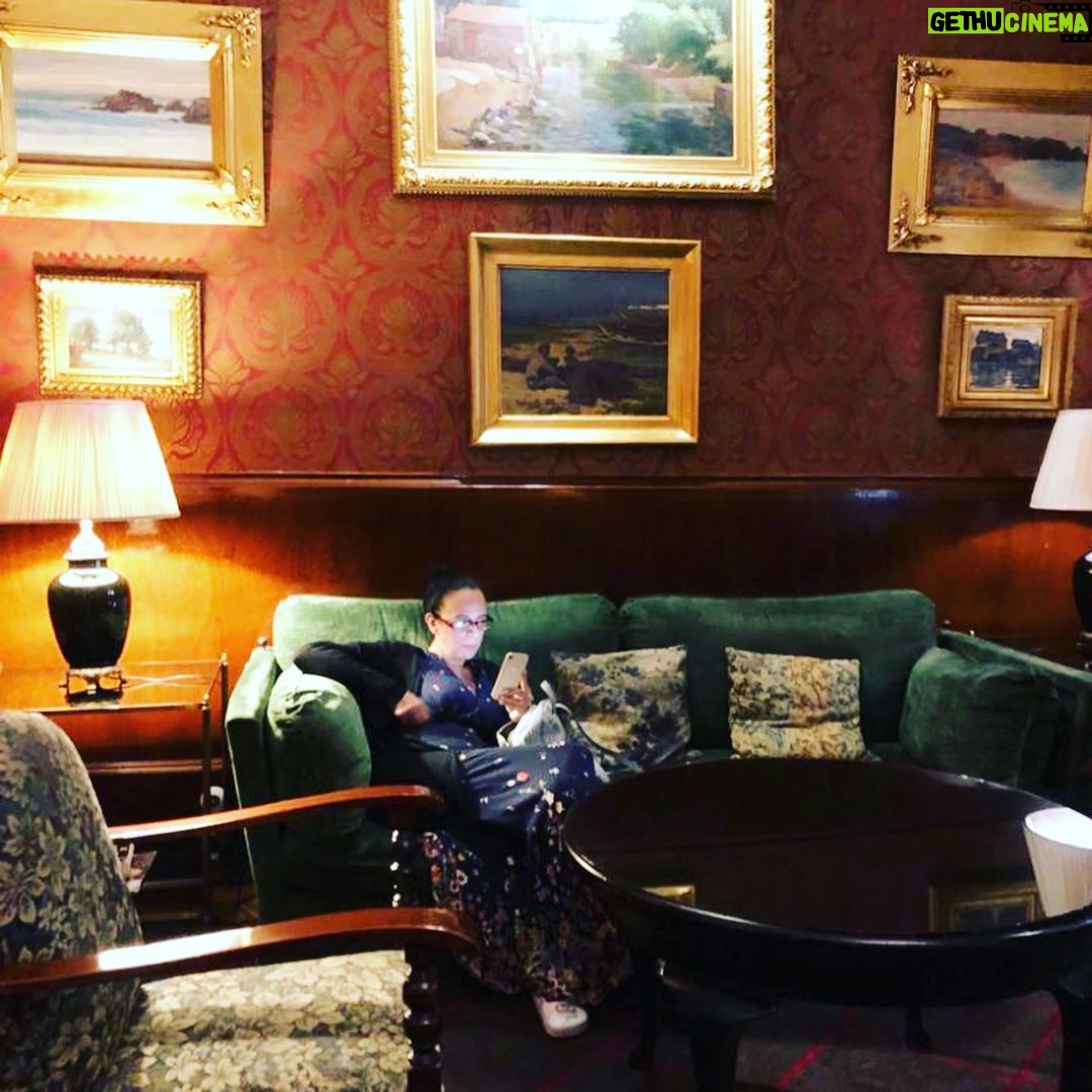 Pelinsu Pir Instagram - Otel biz gibi demlenmiş ,dostluklar kıvamında daha ne olsun 🙏😍 #şükür#dostlar #aşkım #porto #portugal @leventtulek