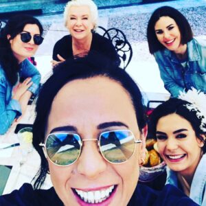 Pelinsu Pir Instagram - Canlar bu gün Cuma demişsiniz ,foto yok mu ?demişsiniz ,özledik demişsiniz🙏 o zaman genel istek üzerine İstanbullu Gelin nostaljisi yapalım dedim🎈🎈🎈🤗 #istanbullugelin #nostalji