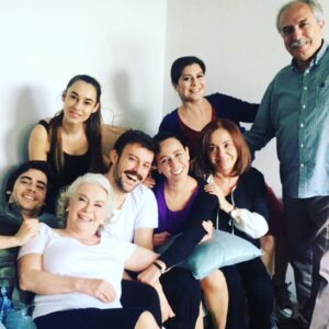 Pelinsu Pir Instagram - Ay dizimizin tekrarı yayınlanıyormuş 🤗 O zaman bu günün #tbt si böyle olsun💜🎈#i̇stanbullugelin