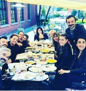 Pelinsu Pir Instagram - Genel istek üzerine özlem #tbt’si , ne güzel anlar paylaştık ,seviyorum sizi canlar❤️😘💜🎈 #istanbullugelin #canlarım #özlemle #sevgiyle
