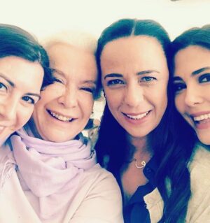 Pelinsu Pir Instagram - Genel istek üzerine özlem #tbt’si , ne güzel anlar paylaştık ,seviyorum sizi canlar❤️😘💜🎈 #istanbullugelin #canlarım #özlemle #sevgiyle