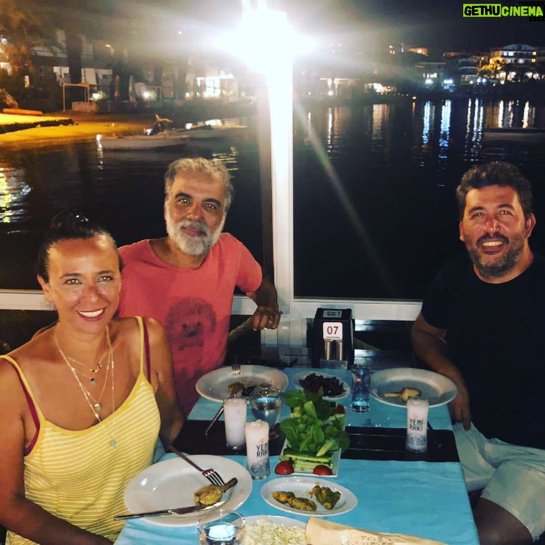 Pelinsu Pir Instagram - Tatil bahanesi ,aşkım ❤️bir de dostlarım en şahanesi 🙏😘💜🦋 #tatildediğin #candostlar #şükür @leventtulek @emrekinay @devrimyakut @alperkut
