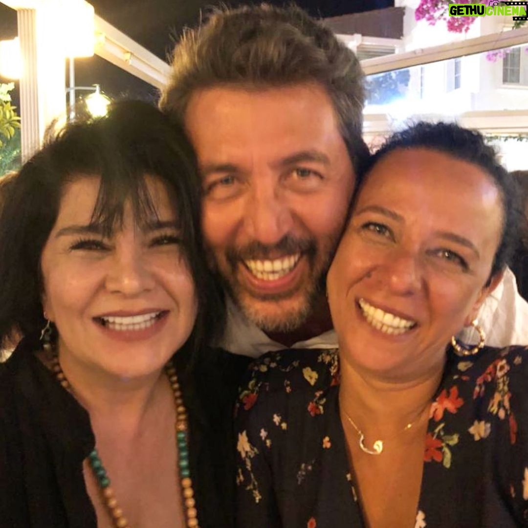 Pelinsu Pir Instagram - Tatil bahanesi ,aşkım ❤️bir de dostlarım en şahanesi 🙏😘💜🦋 #tatildediğin #candostlar #şükür @leventtulek @emrekinay @devrimyakut @alperkut