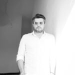 Pendar Akbari Instagram - ... . اغلبِ آدم‌ ها . اگر کسی را پذیرفتند، همهٔ عیوبش را حسن می‌بینند و کوچک‌ترین انتقادی بر شخص مورد پسند ایشان وارد نیست و اگر از کسی نفرت پیدا کردند از همهٔ خصلت‌های نیکوی او چشم ‌پوشی می‌کنند و عیوب او را بزرگ می‌نمایانند. ✍🏻 #جورج_اورول #pendarakbari #پندار_اکبری #iranianartist #iranianactor #iran #honarmandan #honar #art #artist