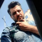Pendar Akbari Instagram - ... .. شمس گفت:تقدیر به آن معنا نیست که مسیر زندگیمان از پیش تعیین شده. به همین سبب اینکه انسان گردن خم کند و بگوید" چه کنم! تقدیرم این بوده،" نشانهٔ جهالت است. تقدیر همهٔ راه نیست، فقط تا سر دو راهی هاست . گذرگاه مشخص است اما انتخاب در دست مسافر است. پس: نه بر زندگی ات حاکمی و نه محکوم آنی این را بیست و نهمین قاعده میگوید... #ملت_عشق #الیف_شافاک #پندار_اکبری #pendarakbari #iran #iranianartist #iranianactor #honar #honarmandan #art #artist