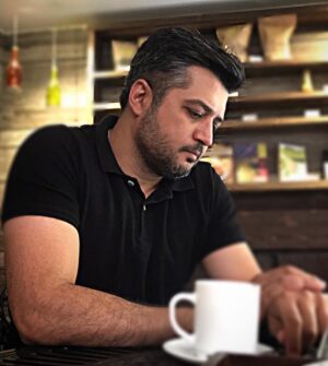 Pendar Akbari Instagram - ...
..
ابوسعید ابوالخیر در راه بود، گفت: «هر جا که نظر می‌کنم، بر زمین همه گوهر ریخته و بر در و دیوار همه زر آویخته. کسی نمی‌بیند و کسی نمی‌چیند.»
گفتند: کو، کجاست؟
گفت: «همه‌جاست، هر جا که می‌توان خدمتی کرد؛
یا هر جا که می‌توان به راحتی دلی به‌دست آورد. آن‌جا که غمگینی هست 
و آن‌جا که مسکینی هست؛
آن‌جا که یاری طالبِ محبت است
و آنجا که رفیقی محتاج مروت.» #یک_قاچ_کتاب
#میراث‌عرفانی‌ابوسعیدابوالخير
#شفیعی_کدکنی
#پندار_اکبری 
#pendarakbari #iranianartist #iran #iranianactor #art #artist #honarmandan #honar