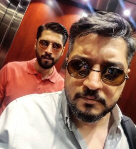 Pendar Akbari Instagram - تولد....تولد......تا میتونی اون پشت قیافتو این شکلی کن مهم اینه خیالم راحته همیشه پشت سرم هوامو داری ...تولدت مبارک عرفان کاستاکورتا 💙💙💙💙 به همه آرزوهات دست پیدا کنی #pendarakbari #erfanakbari #akbaribrothers #iranianartist #iranianactor #artist #honarmandan