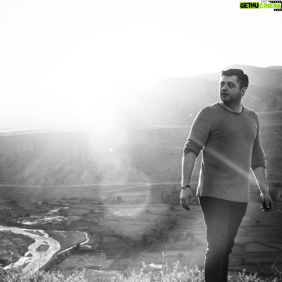 Pendar Akbari Instagram - ... .. آدمها فکر می کنند اگر یک بار دیگر متولد شوند، جور دیگری زندگی می کنند، شاد و خوشبخت و کم اشتباه خواهند بود. فکر می کنند می توانند همه چیز را از نو بسازند، محکم و بی نقص! اما حقیقت ندارد.. اگر ما جسارت طور دیگری زندگی کردن را داشتیم، اگر قدرت تغییر کردن را داشتیم، اگر آدمِ ساختن بودیم، از همین جای زندگیمان به بعد را مى ساختيم... #آنتوان_دوسنت_اگزوپری #پندار_اکبری #pendarakbari #iranianartist #iran #iranianactor #art #honarmandan #honarmand #honar #الموت