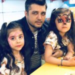 Pendar Akbari Instagram - ... .. از کسانی که می کوشند آرزوهایت را کوچک و بی ارزش جلوه دهند دوری کن. افراد کوچک آرزوهای دیگران را کوچک می‌شمارند، ولی افراد بزرگ به تو میگویند که تو هم میتوانی بزرگ باشی! #مارک_تواین پ ن : همراه دوقلوهای افسانه ای در بامزی لند 😁 ترمه و ترلان عزیزم که قبلا در نمایش ما (زن نیک ایالت سچوان) بازی کردن @bamzyland #pendarakbari #پندار_اکبری #iran #iranianartist #iranianactor #iranian #artist #art #honarmandan #honar